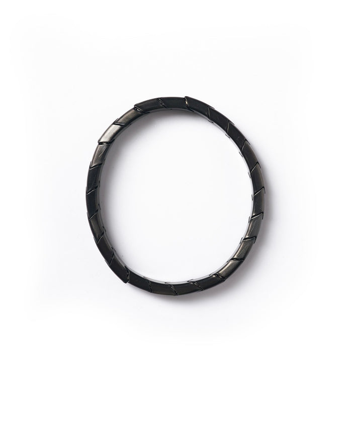 Martin Valen anthracite stainless steel stretch bracelet, centered top view, distinct chevron link pattern