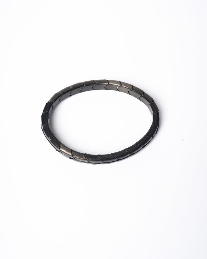 Martin Valen anthracite stainless steel stretch bracelet, top-down view, angled linked segment pattern