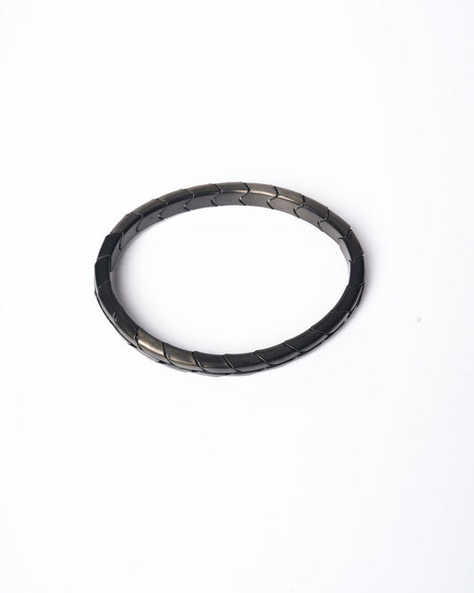 Martin Valen anthracite stainless steel stretch bracelet, top-down view, angled linked segment pattern