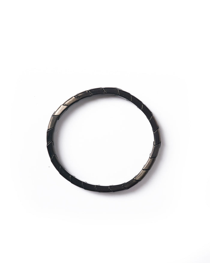 Martin Valen anthracite stainless steel stretch bracelet, close top view, continuous segmented chevron ring